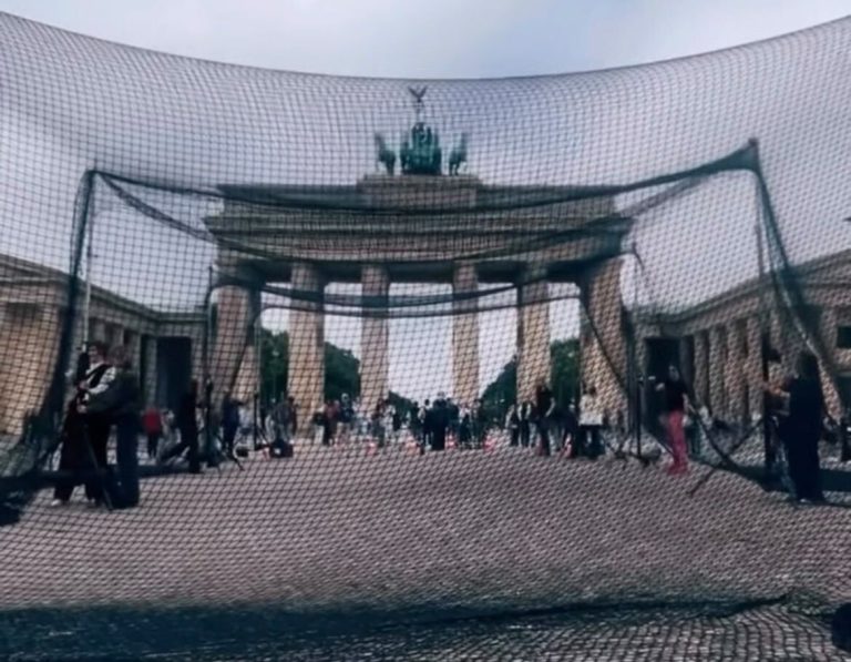Poarta Brandenburg, „protejată” de o plasă anti-dronă. Mesajul transmis Europei din inima Berlinului
