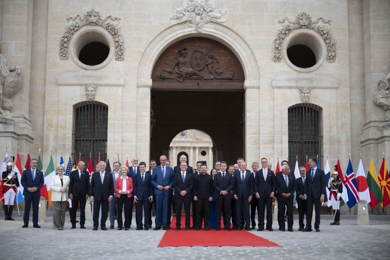 Presiune tot mai crescută asupra apărării Ucrainei. Liderii europeni se întâlnesc luni pentru a discuta despre noi livrări de armament către Kiev.