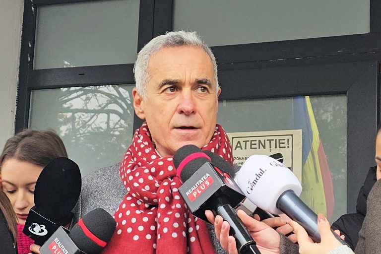 Procesul lui Călin Georgescu, din nou blocat: dosarul rămâne fără judecător, iar avocatul fostului candidat este plecat în străinătate.