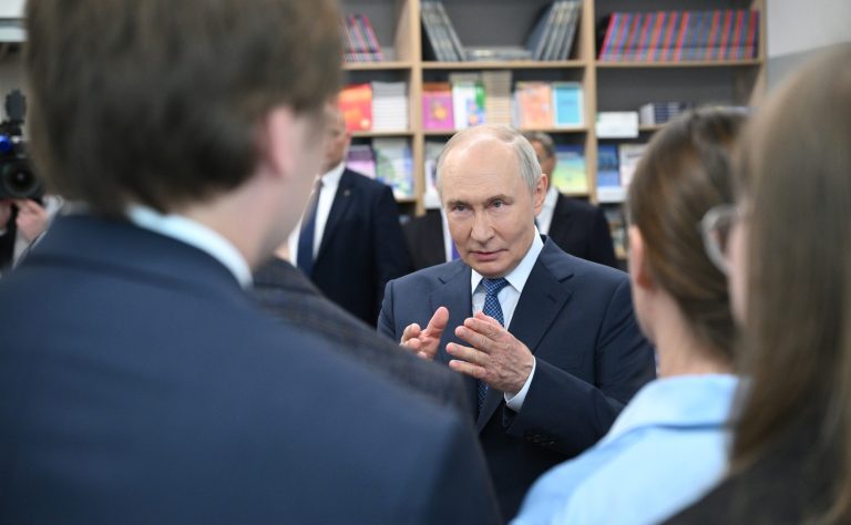 Putin solicită, miliardarii contribuie. 383 de miliarde de ruble au fost deja direcționate către bugetul Rusiei.
