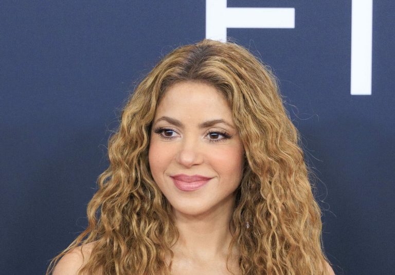 Shakira a mers într-o zonă lovită de cutremurul din Columbia și a promis ajutor financiar pentru refacerea școlilor.