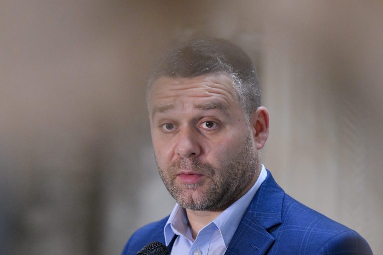 Situație ciudată în cazul lui Ciucu: Primarul general nu are dreptul să comunice cu primarul Sectorului 6