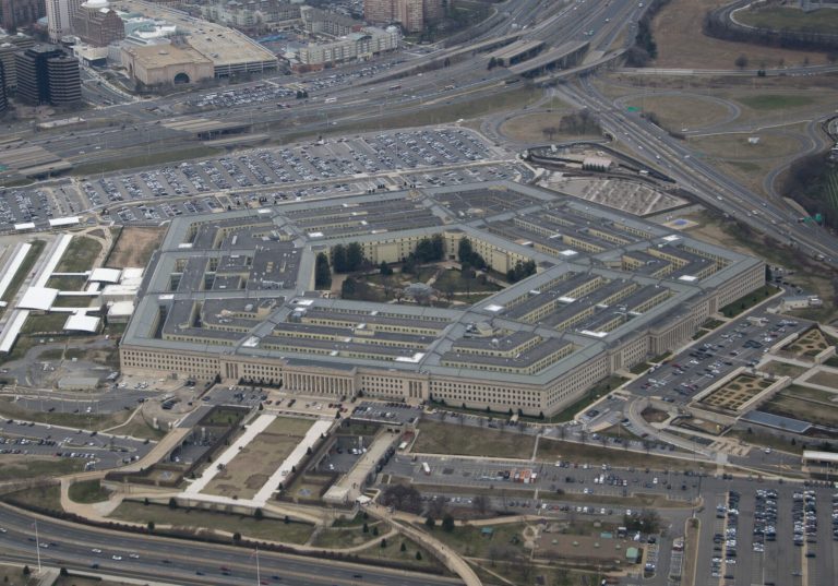 Trei jurnaliști de la publicația militară Stars and Stripes, inclusiv redactorul-șef, concediați de Pentagon. Care ar fi motivul invocat?
