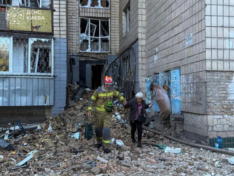 Un nou atac rusesc asupra infrastructurii din Kiev: o persoană decedată și unele zone ar putea rămâne fără apă caldă.