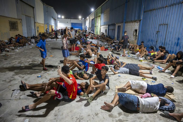 Uniunea Europeană sprijină repatrierea migranților din Ceuta în Maroc. Printre cei afectați se numără și sute de minori neînsoțiți.