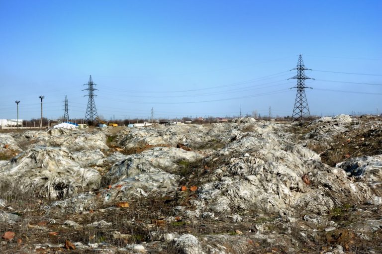 „Vârful aisbergului”: mii de zone cu risc de contaminare chimică, în vizorul experților din Marea Britanie