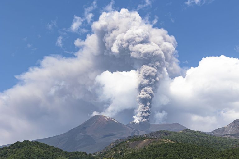 Turist american, ucis de fulger pe Muntele Etna. Bărbatul ar fi pătruns într-o zonă interzisă.