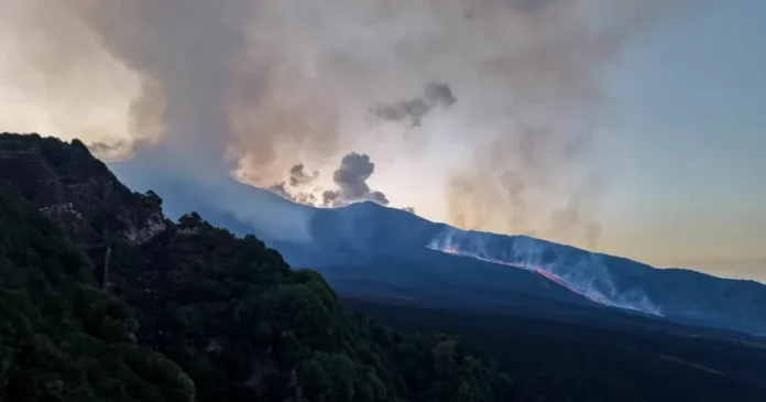 Alertă roșie în Sicilia: Etna închide din nou cerul deasupra aeroportului din Catania