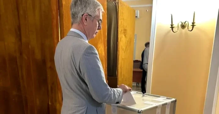 Ambasadorul rus a votat la București, în ultima zi a scrutinului din Rusia