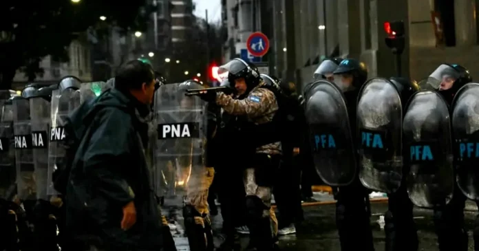 Aproape 300 de arestări în Chile la protestele aniversării loviturii de stat Pinochet