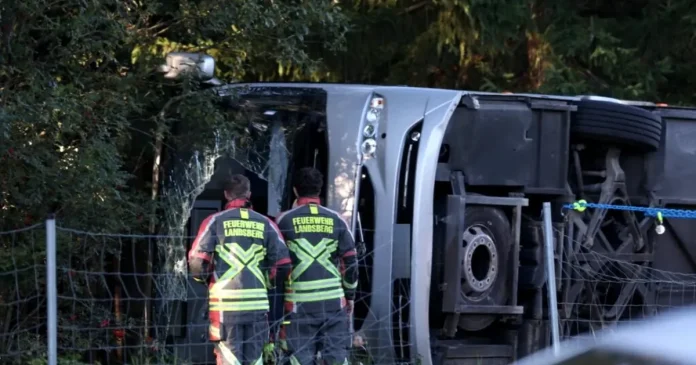 Autocar cu turiști răsturnat pe autostradă în Germania: doi morți și zeci de răniți