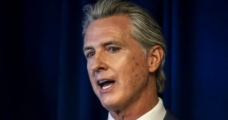 California înăsprește regulile pentru copii: restricții la rețele sociale și jucării AI