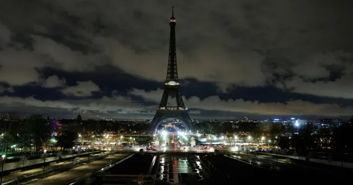 Directorul Turnului Eiffel demisionează după excluderea femeilor la o vizită hindusă
