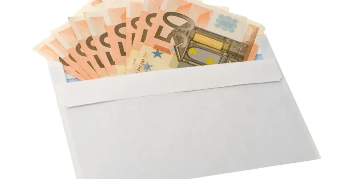 Doi profesori din Pitești, reținuți pentru mită la examene