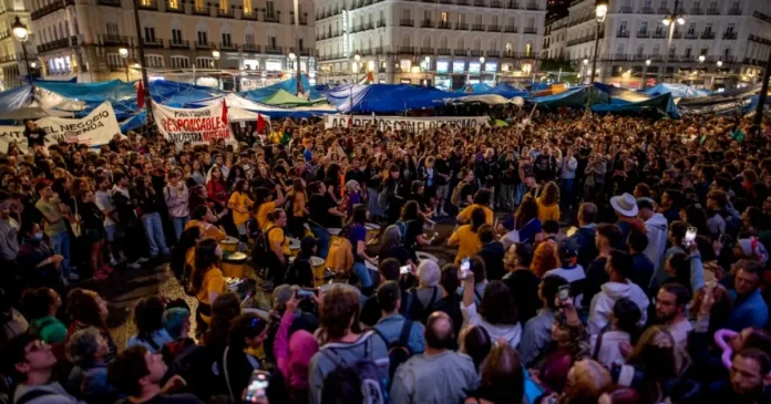 Femeia evacuată care a declanșat protestele din Madrid se poate întoarce acasă