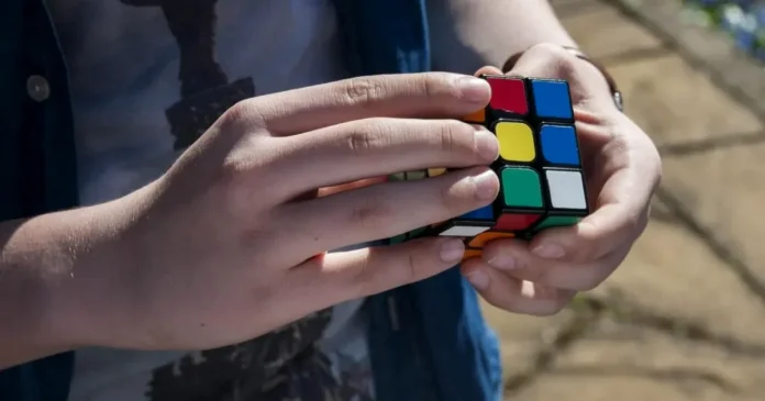 Fetiță de șase ani doboară recordul mondial la cubul Rubik