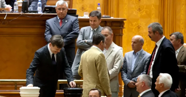 Fost președinte al României ironizează PNL și PSD: Se numesc „cele două mari partide”