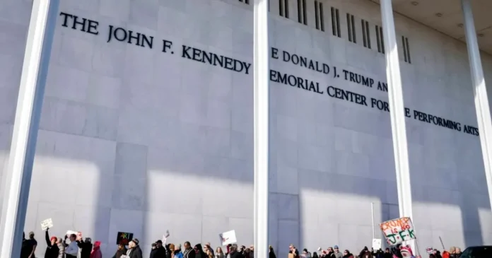 Judecător american: numele lui Donald Trump nu mai poate apărea pe Centrul Kennedy