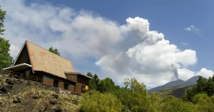 MAE, atenționare pentru românii din Sicilia: Erupția Etnei suspendă zborurile din Catania
