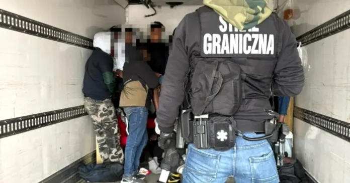 Peste 30 de migranți, găsiți ascunși în remorca unui camion în Polonia