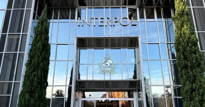 Premieră Interpol: Femei au arestat în Algeria doi evadați din Franța