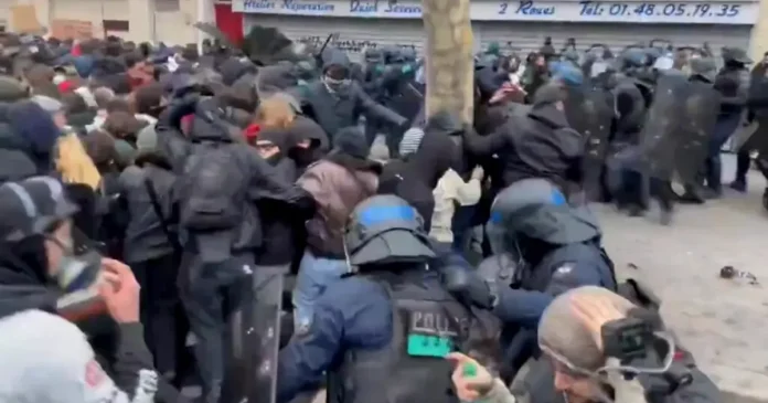 Protestele elevilor din Franța se intensifică. Poliția a intervenit cu gaze lacrimogene