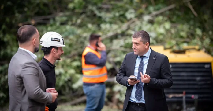 Radu Miruță, blocat pe Valea Oltului: Patru lucrau, alții priveau Oltul