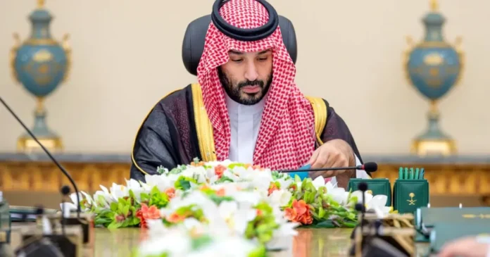Rebelii Houthi au atacat capitala saudită și instalații petroliere