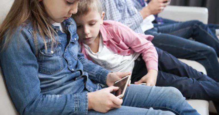 Turcan vrea telefoane interzise în școli ca în Danemarca: „Ce mai așteptăm?”