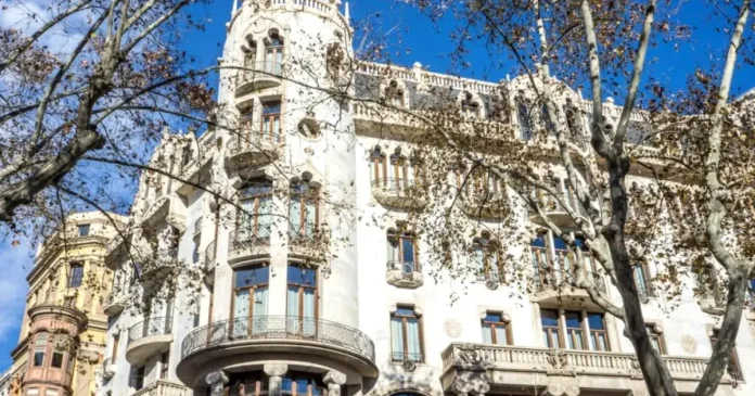 Turist înjunghiat în gât la hotel de 5 stele din Barcelona. Poliția caută 3 atacatori