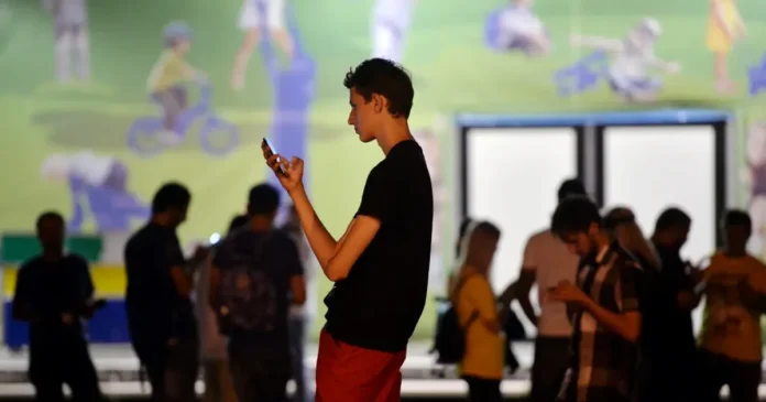 Adolescenții consumă mai puțin alcool și droguri, dar alt comportament îi îngrijorează