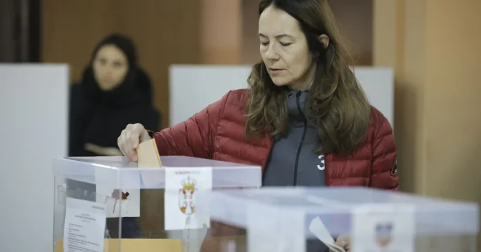 Alegeri parlamentare în Serbia. Cozi imense la vot. Vucic a așteptat o oră și jumătate