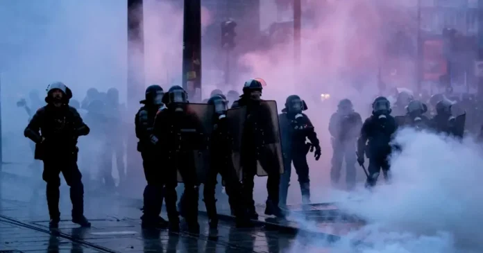 Aproape 1.000 de arestări în Franța, după confruntările dintre protestatari și poliție