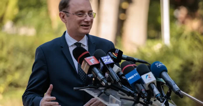 De ce s-a întors Luca Niculescu din Franța în România. Explicația premierului desemnat