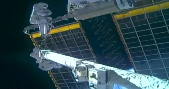 Doi astronauți, peste șapte ore în spațiu, la 420 km de Pământ