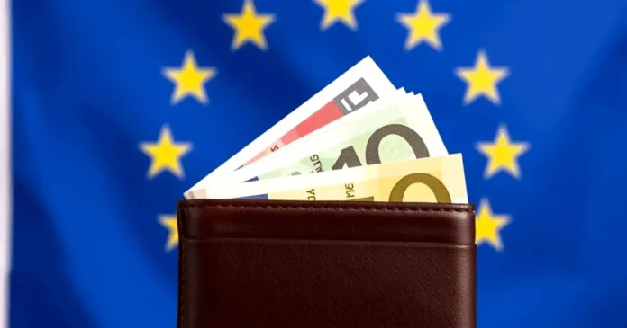 Euro scade la minimul ultimelor 17 luni. Criza din Franța zguduie piețele financiare
