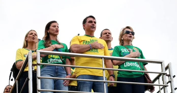 Fiul lui Bolsonaro a fugit în SUA, deși justiția îi ceruse pașapoartele