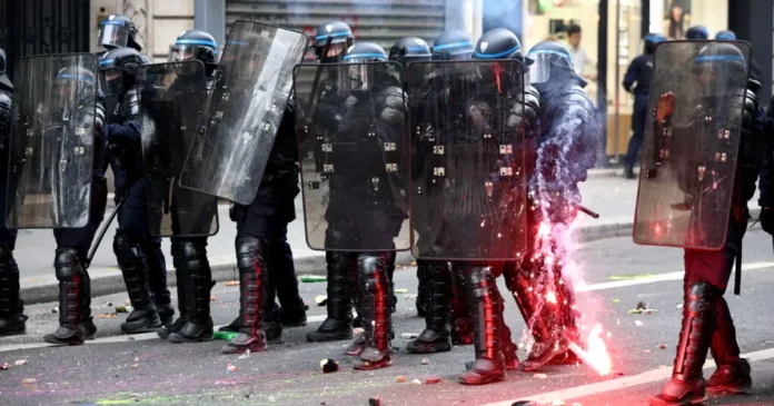 Franța interzice protestele neautorizate. Macron anunță măsura