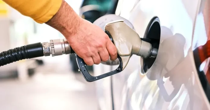Franța promite 10 euro reducere la fiecare plin de motorină