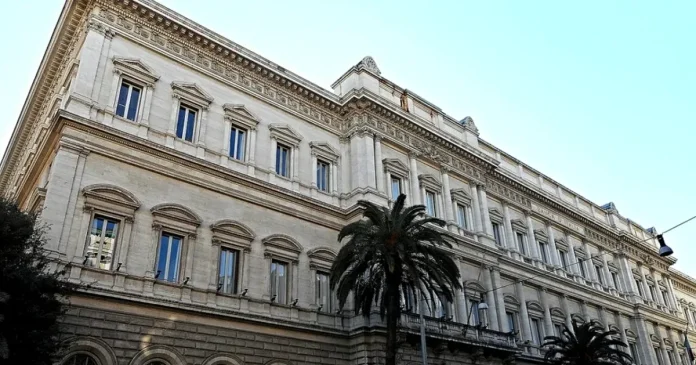 Italia riscă să rămână pe lista țărilor cu deficit excesiv, avertizează Banca Centrală
