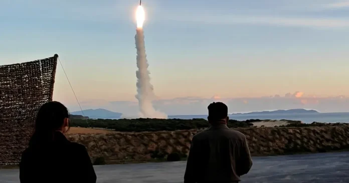 Kim Jong Un arată o rachetă ce poate lovi SUA, Trump vrea întâlnire