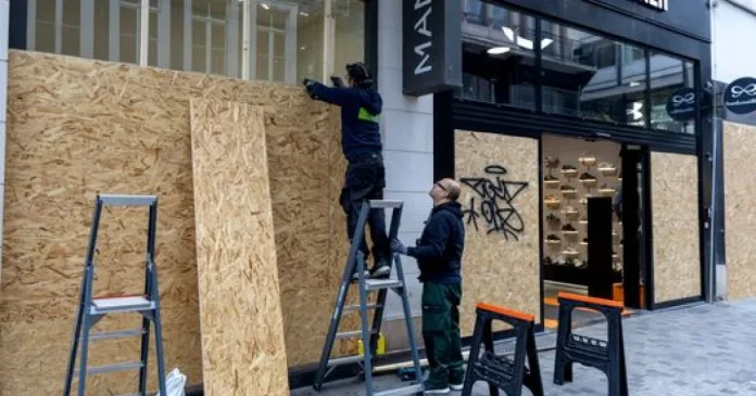 Magazinele din Bruxelles, baricadate de teama jafurilor. Vitrinele de lux, acoperite