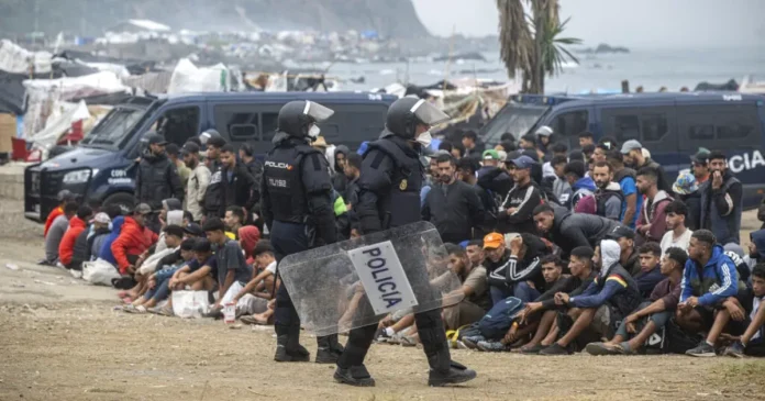 Migranții din Ceuta, evacuați înainte de vizita regală. Suveranii Spaniei dorm în exclavă