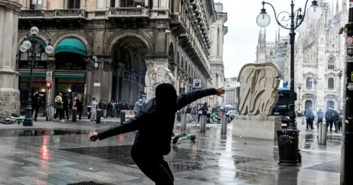 Milano: magazinele de lux își acoperă vitrinele. Meloni pregătește măsuri dure