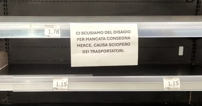 Napoli în criză: rafturi goale, benzinării fără carburant, ambulanțe în pericol