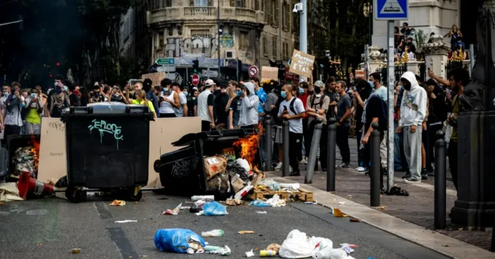 Orașele din Franța, o noapte liniștită după restricțiile de circulație anunțate de premier