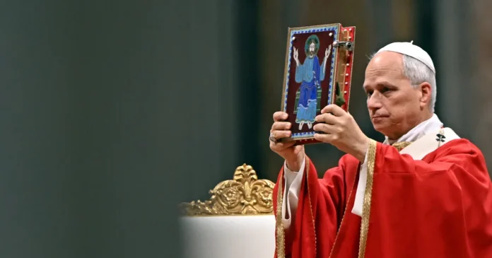 Papa Leon, internat marți în spital înaintea operației la plămâni, anunță Vaticanul