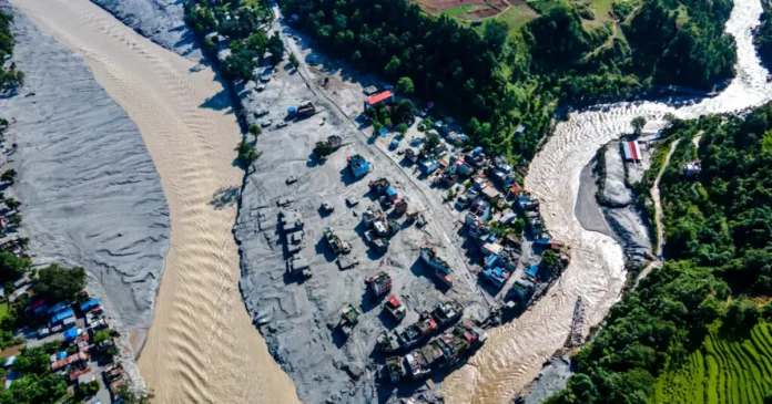 Peste 100 de turiști străini, blocați în Nepal după inundații devastatoare