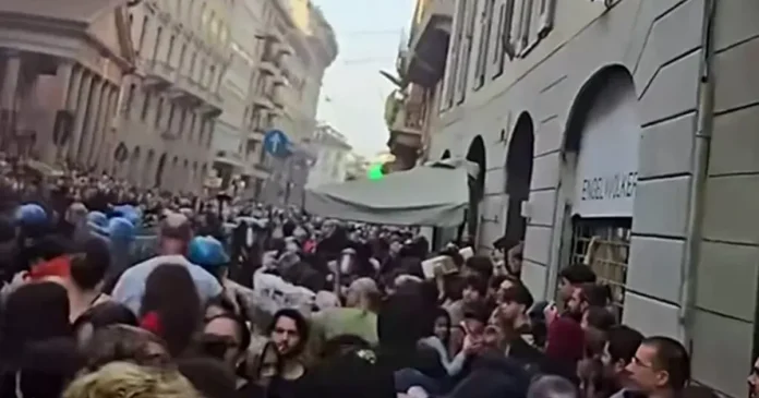 Peste 100.000 de oameni protestează la Roma; violențe la Milano