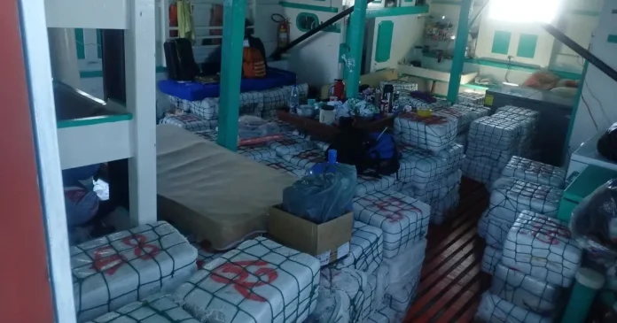 Peste 8,6 tone de droguri confiscate de Marina franceză pe un vas de pescuit
